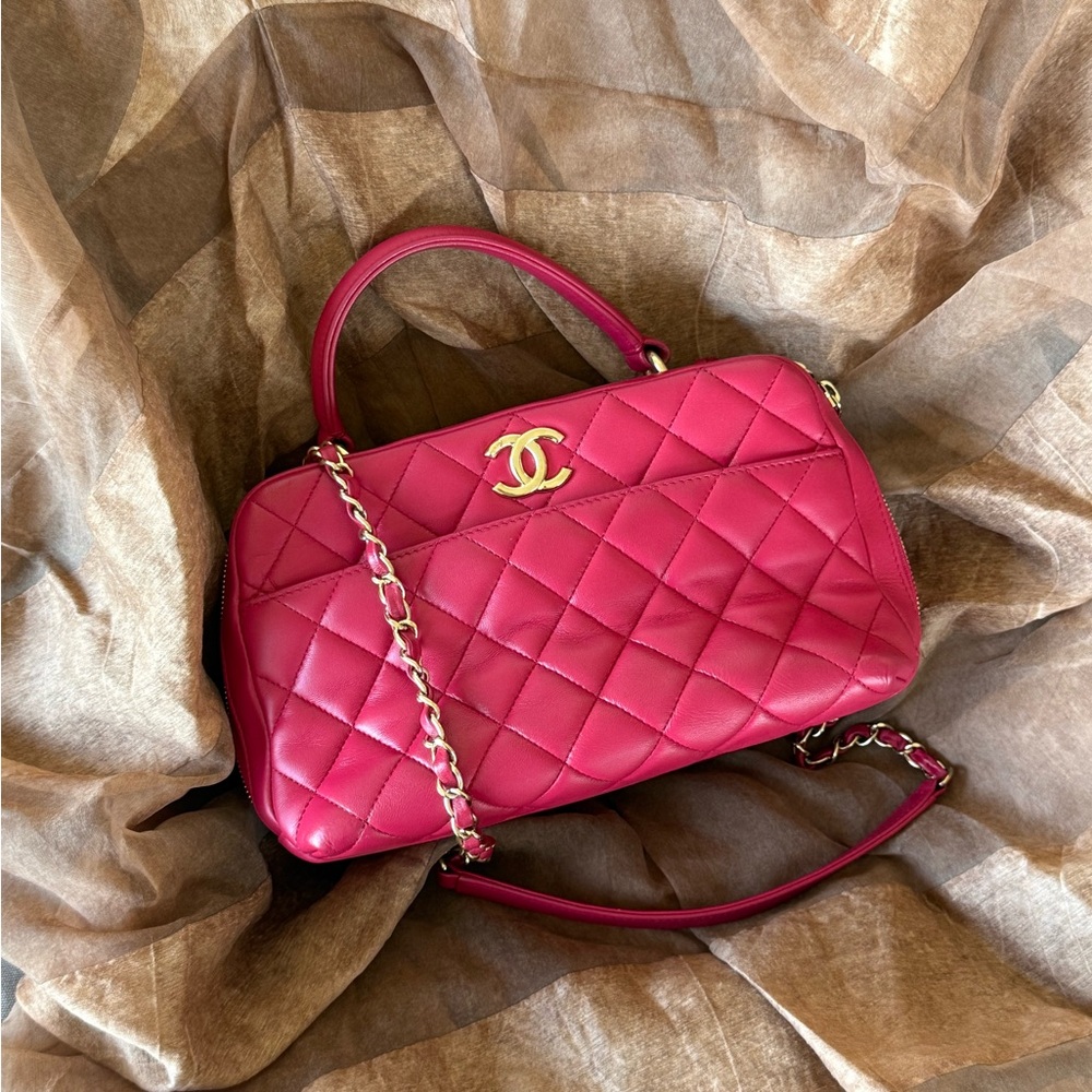 CHANEL Fuchsia Quilted Crossbody Bag